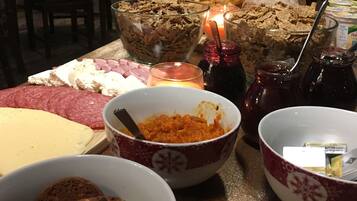 Daily continental breakfast (RON 30 per person)