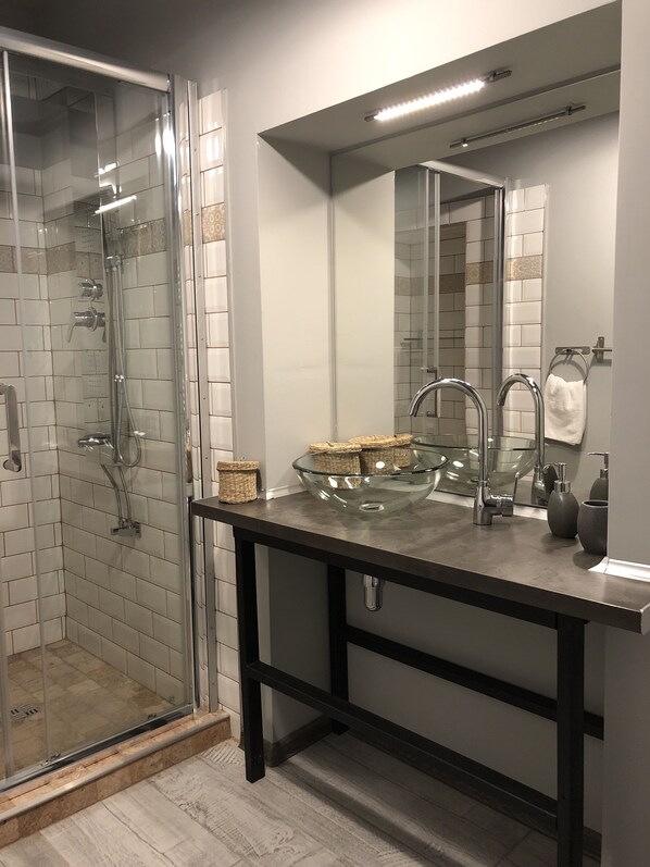 Shower, free toiletries, hair dryer, towels