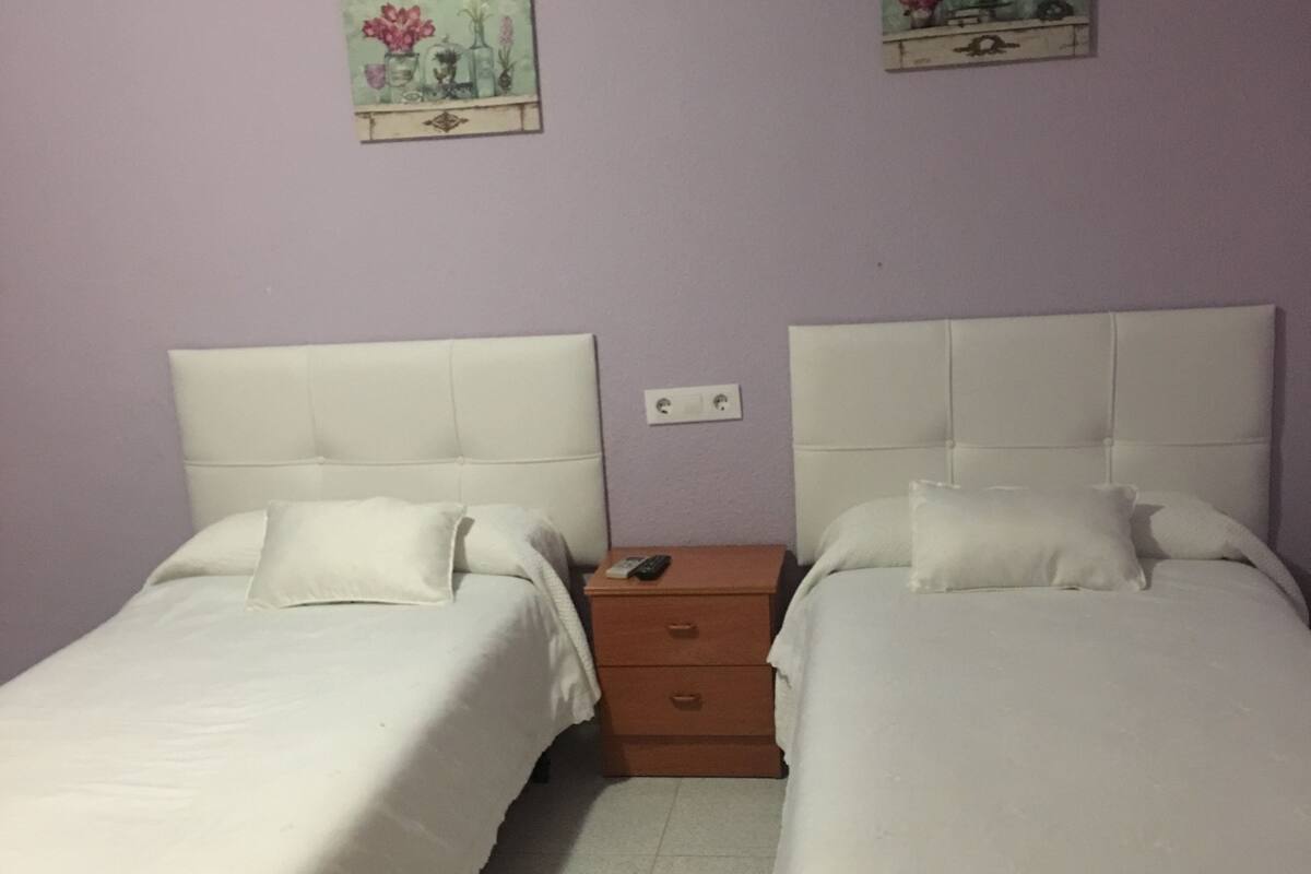 Habitación con 2 camas individuales | Cunas gratuitas, wifi gratis y ropa de cama