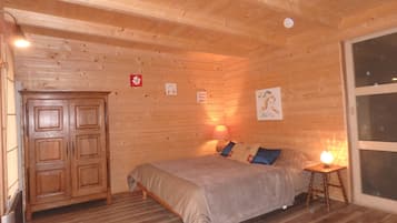 Double Room (Le Chalet) | Iron/ironing board, free cribs/infant beds, rollaway beds, free WiFi