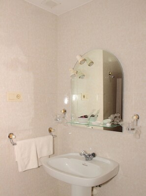 Free toiletries - Hotel Avenida III (Villadangos del Páramo)