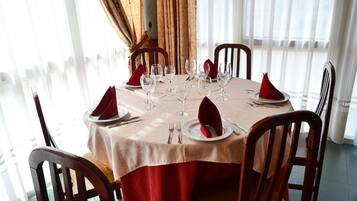 S'hi serveixen esmorzars, dinars i sopars