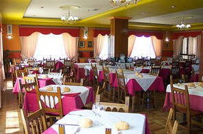 Breakfast, lunch and dinner served