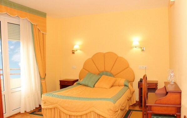 Double Room | Desk, laptop workspace, blackout drapes, free WiFi - Hotel Avenida III (Villadangos del Páramo)