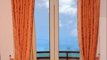 Habitació triple | Escriptori, espai de treball apte per a portàtils i cortines opaques