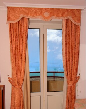 Triple Room | Desk, laptop workspace, blackout drapes, free WiFi - Hotel Avenida III (Villadangos del Páramo)