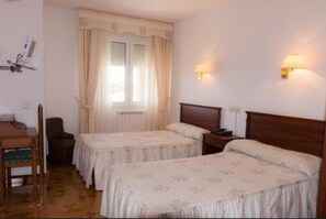 Desk, laptop workspace, blackout curtains, free WiFi - Hotel Avenida III (Villadangos del Páramo)