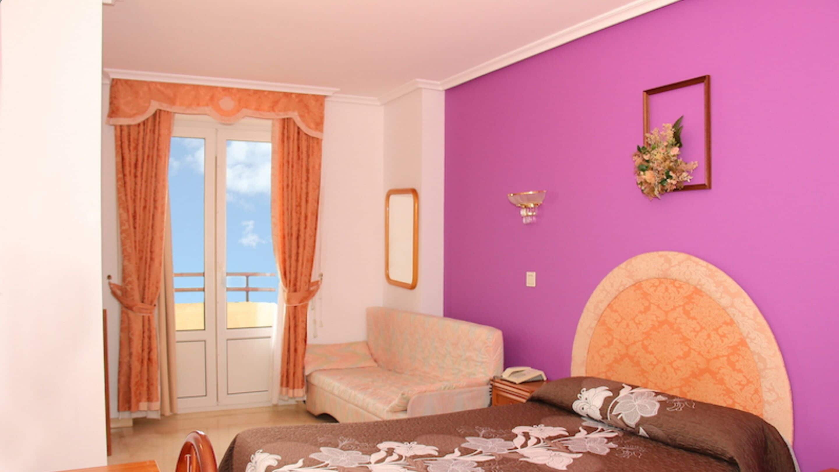 Chambre Triple | Bureau, espace de travail pour ordinateur portable, rideaux occultants