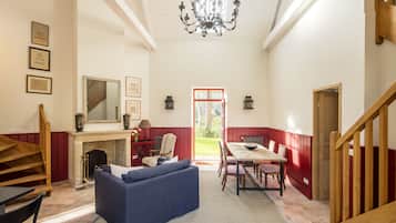 Appartamento Comfort, 2 camere da letto, non fumatori, vista giardino (Atelier) | Soggiorno | TV a schermo piatto, docking station per iPod