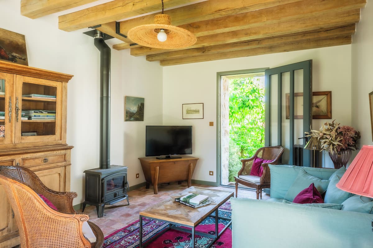 Căn hộ tiện nghi đơn giản, 2 phòng ngủ, không hút thuốc, quang cảnh sân vườn | Khu phòng khách | TV màn hình phẳng, iPod dock