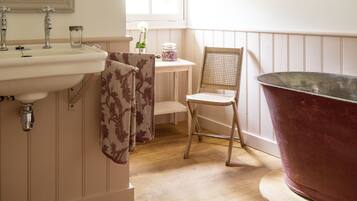 Leilighet – comfort, 2 soverom, ikke-røyk, hageutsikt (Le Moulin) | Bad | Toalettartikler (inkludert), hårføner og håndklær