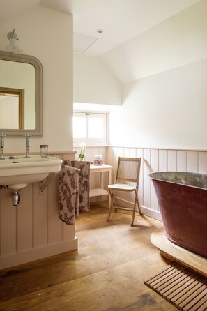 Comfort Apartment, 2 Bedrooms, Non Smoking, Garden View (Le Moulin) | Bathroom - Le Domaine de Courances (Courances)