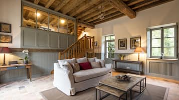 Leilighet – comfort, 2 soverom, ikke-røyk, hageutsikt (Le Moulin) | Oppholdsrom | Flatskjerm-TV og iPod-dokkingstasjon