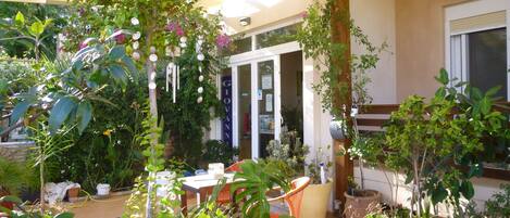 Kahden hengen huone (yksi tai kaksi sänkyä) | Terassi/patio