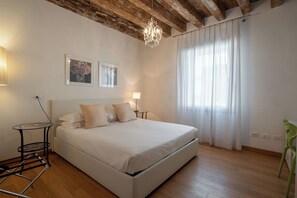 Apartment, 2 Bedrooms, 1 living room (Lion 3) | 2 間睡房、房內夾萬、書桌、遮光窗簾/窗簾