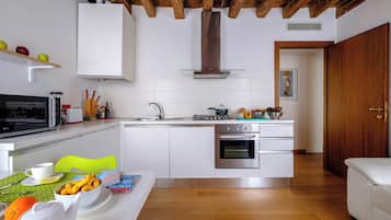 Apartment, 2 Bedrooms, 1 living room (Lion 3) | 私人廚房 | 大型冰箱、微波爐、烤箱、爐台