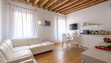 Apartment, 2 Bedrooms,1 living room (Lion 2) | 起居區 | 32-吋平面電視、有線頻道、電視