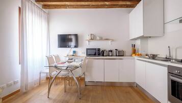 Apartment, 2 Bedrooms,1 living room (Lion 2) | Eigene Küche | Großer Kühlschrank, Mikrowelle, Ofen, Herdplatte