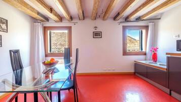 Apartment, 2 Bedrooms, and Roof Terrace (Lion 4) | Eigene Küche | Großer Kühlschrank, Mikrowelle, Ofen, Herdplatte
