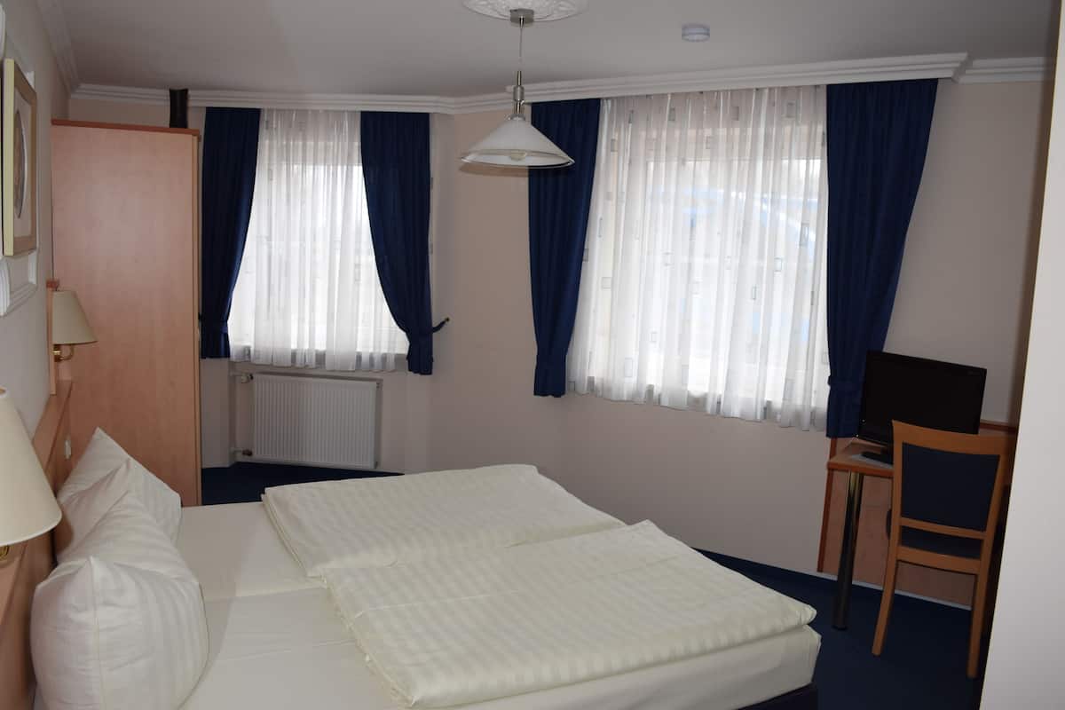 classic double or twin room | individually furnished, desk, blackout curtains, iron/ironing board