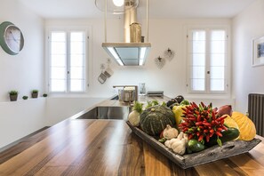 Großer Kühlschrank, Mikrowelle, Ofen, Herdplatte