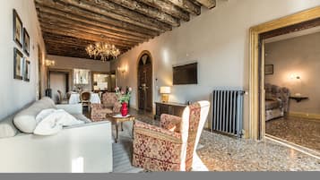 Departamento, 5 habitaciones | Área de sala de estar | Televisión de pantalla plana de 50 pulgadas con canales por cable
