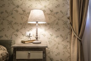 5 bedrooms, desk, blackout drapes, iron/ironing board