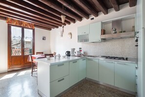 Apartamento, 2 habitaciones | Cocina privada | Frigorífico grande, microondas, horno y placa de cocina