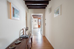Apartment, 2 Bedrooms | Hallway