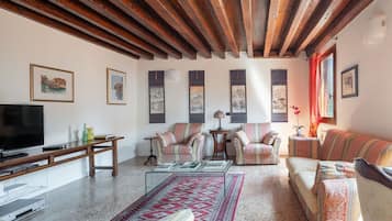 Departamento, 2 habitaciones | Sala de estar | Televisión de pantalla plana de 26 pulgadas con canales por cable