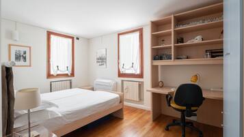 2 bedrooms, in-room safe, desk, iron/ironing board