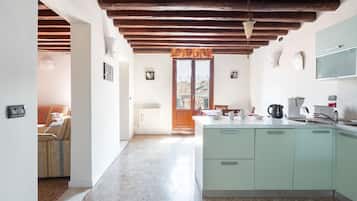 Departamento, 2 habitaciones | Cocina privada | Refrigerador con congelador, microondas, horno y parrilla de estufa