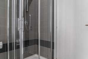 Departamento, 1 habitación | Baño | Regadera, regadera tipo lluvia, secadora de cabello, bidet 