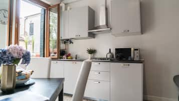 Departamento, 1 habitación | Cocineta privada | Refrigerador con congelador, microondas y parrilla de estufa