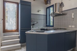 Full-sized fridge, microwave, oven, stovetop