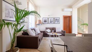 Lejlighed - 3 soveværelser | Stue | 44-tommers fladskærms-tv med kabelkanaler, smart-tv