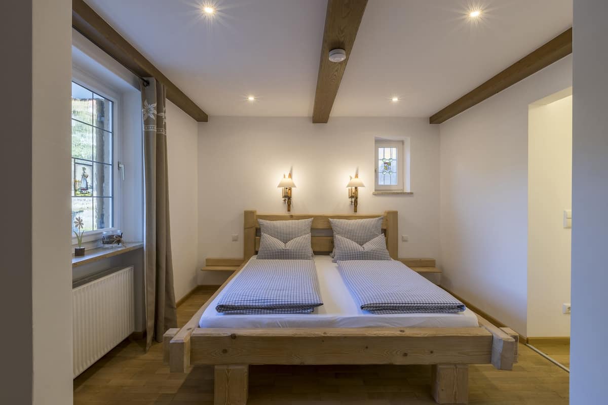 Apartment (Sennerin) | Schreibtisch, Verdunkelungsvorhänge, Bügeleisen/Bügelbrett