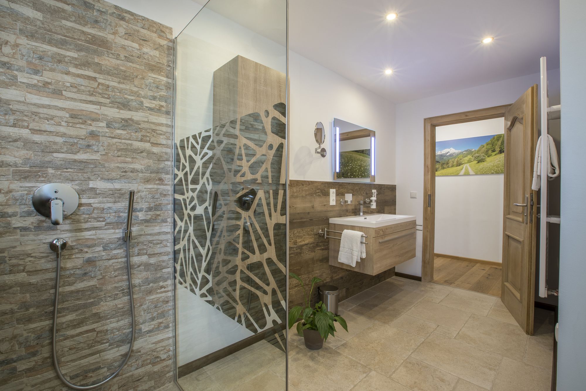 Appartement, terras (Hüttenzauber) | Badkamer | Een douche, een regendouche, een haardroger, handdoeken
