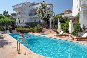 Seasonal outdoor pool, pool umbrellas, pool loungers - Villa Pilu (Kas)