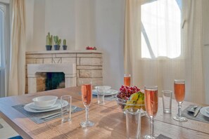 Villa, 4 Schlafzimmer | Essbereich im Zimmer