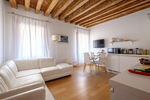 Appartement, 2 chambres | Coin séjour | Télévision à écran plat de 40 pouces avec chaînes par câble, télévision