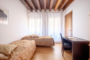 Appartement, 2 chambres | 2 chambres, coffres-forts dans les chambres, ameublement personnalisé