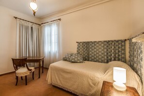 5 bedrooms, desk, blackout curtains, iron/ironing board