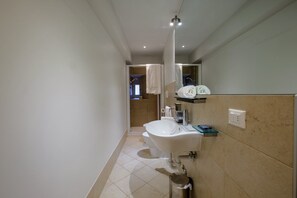 Douche, sèche-cheveux, bidet, serviettes fournies