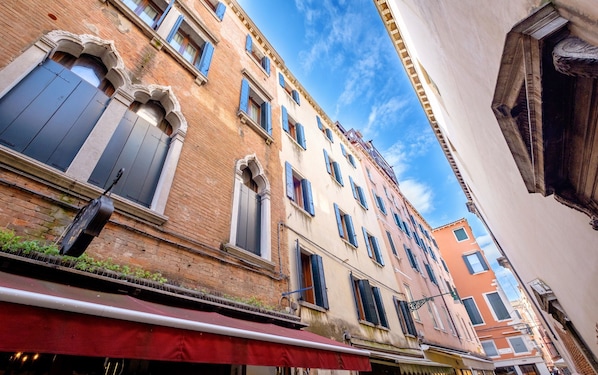 Exterior - Lion 4 (Venice)