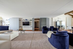 Departamento, 2 habitaciones | Sala de estar | Televisión de pantalla plana de 50 pulgadas con canales por cable