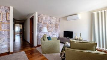 Appartement, 2 chambres | Salle de séjour | Télévision à écran plat de 50 pouces avec chaßnes par cùble