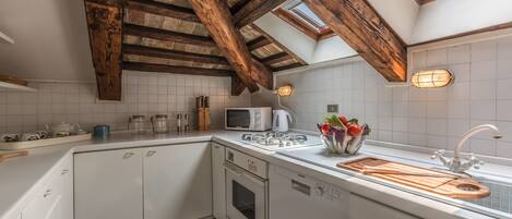 Departamento, 2 habitaciones, Terraza | Cocina privada | Refrigerador con congelador, microondas, horno y parrilla de estufa