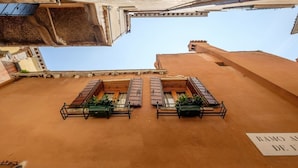 Un bâtiment à la façade marron, doté de deux fenêtres avec volets et d’une enseigne sur laquelle on peut lire « RAMO DE LA ».