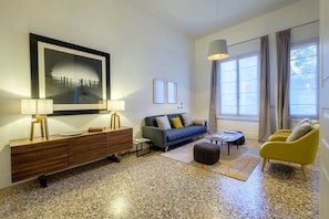 Apartamento, 2 habitaciones | Zona de estar | Una televisión de pantalla plana